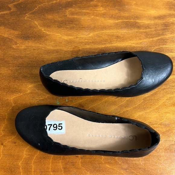 Laren Conrad. Size med flats. Like new. Scalloped edges. - Picture 4 of 6